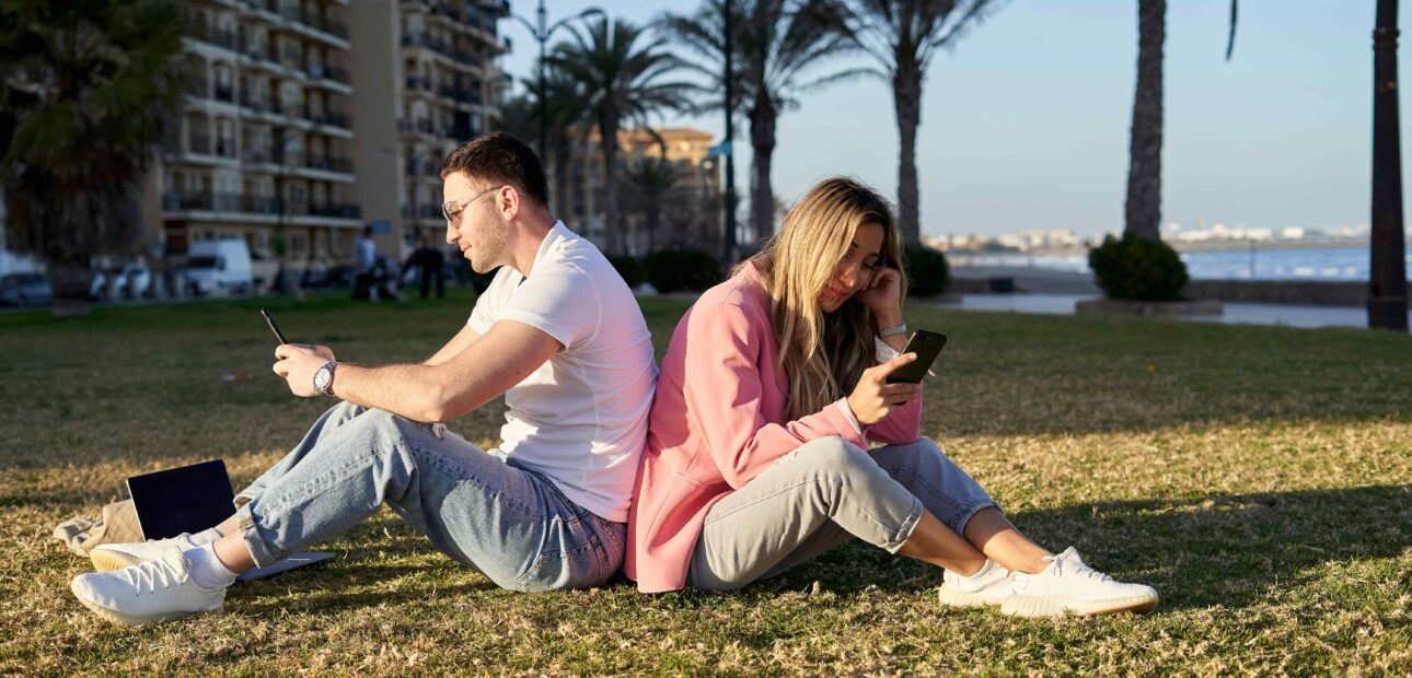 Pantallas y juventud en Valencia: impacto urbano y señales de alerta